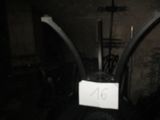 une photo d'une table sur laquelle est posé un panneau