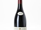 une bouteille de vin posée sur une table