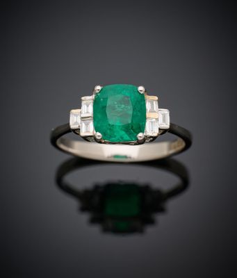 une bague en émeraude et diamant