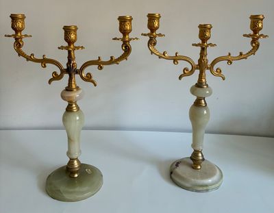 Paire de chandeliers à trois lumières en onyx et métal doré,…