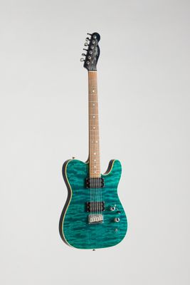 une guitare électrique avec un corps vert et un manche noir