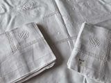 deux serviettes blanches et une paire de serviettes blanches sur une table