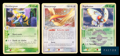 Trois cartes Pokémon différentes sont représentées en rangée sur un fond noir.