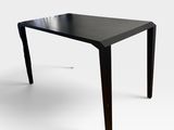 une image représentant une table au plateau noir sur fond blanc