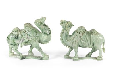 paire de figurines de chameaux vernissées en vert, munies de selles