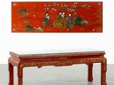 une table rouge avec un plateau en verre et un tableau accroché au mur