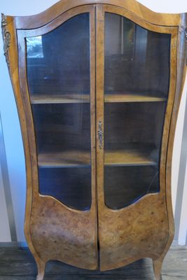 un meuble en bois surmonté d'une porte en verre