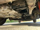 un gros plan sur le tuyau d'échappement et le silencieux d'une voiture