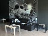 une photo en noir et blanc d'un salon avec un canapé noir