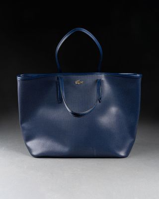 un sac fourre-tout bleu posé sur une table