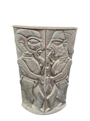 Console formée de deux panneaux en bois sculpté figurant deu…