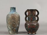 deux vases posés l'un à côté de l'autre sur une table
