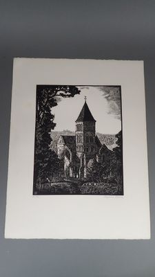 une photo en noir et blanc d'une église avec un clocher