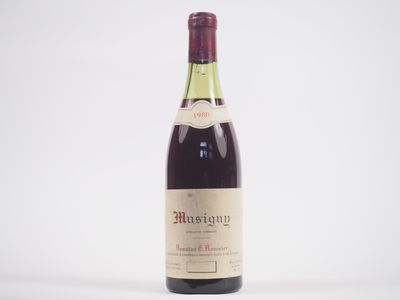 la bouteille de vin est posée sur une surface blanche