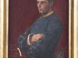 portrait d'un homme en uniforme bleu, les bras croisés