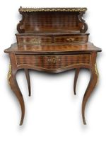 Bureau de dame à gradins de style Louis XV en bois de placag…