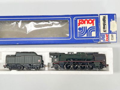 un petit train qui se trouve dans une boîte posée sur la table