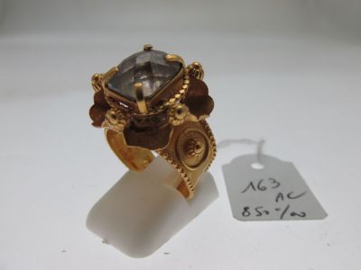 une bague en or sertie d'une pierre noire