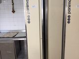 trois réfrigérateurs qui se trouvent dans une cuisine