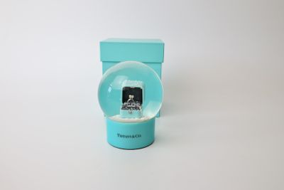 une petite boule à neige avec une horloge à l'intérieur