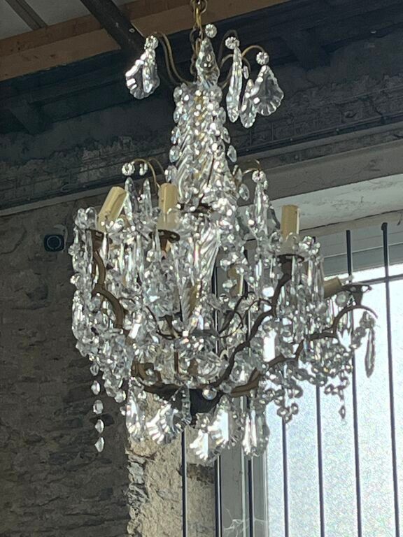 Lustre à pampilles en verre et métal doré à 8 bras de lumièr…
