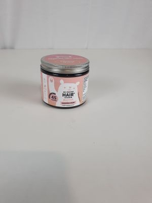 un pot de beurre capillaire posé sur une table blanche