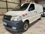 une camionnette blanche garée dans un garage