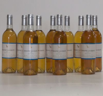 six bouteilles de vin sont alignées sur une table