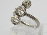 gros plan d'une bague en diamant sur une surface claire