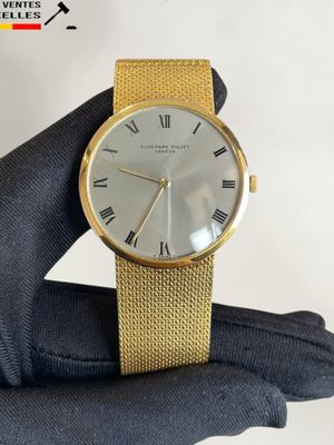 une image représentant une personne tenant une montre-bracelet ornée de chiffres romains