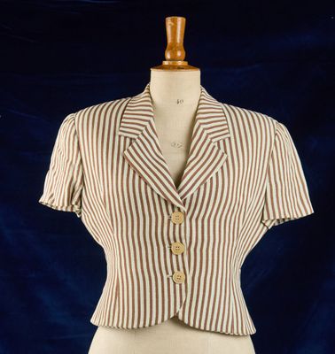 une photo d'une veste de femme sur un mannequin