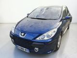 une voiture bleue garée dans une pièce blanche