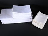 une pile de serviettes blanches posée sur une table noire
