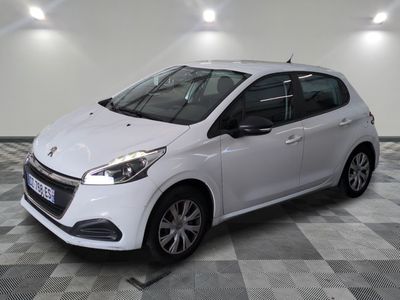 la petite voiture blanche est garée dans une grande pièce