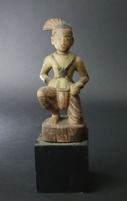 BIRMANIE: Personnage agenouillé, bois polychrome.