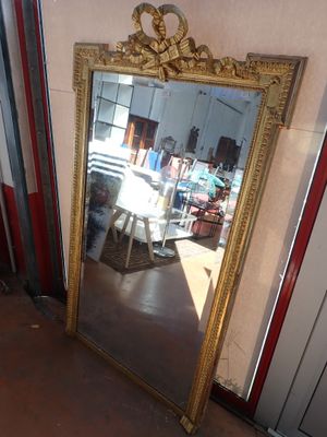a mirror that is sitting on the floor in a room