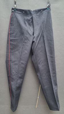 un pantalon gris orné de galons rouges, suspendu à un cintre accroché au mur