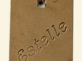 une image représentant une plaque métallique sur laquelle est gravé le mot « fearless »
