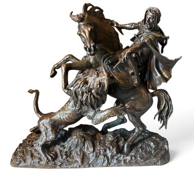 statue représentant un homme à cheval avec un lion sur un rocher