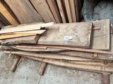 de nombreuses pièces de bois empilées les unes sur les autres