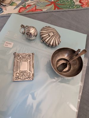 une table sur laquelle se trouvent des objets en argent et un livre