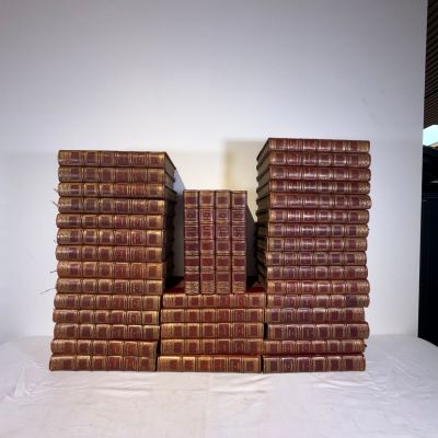 plusieurs livres empilés sur une table