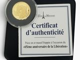 certificat d'authenticité d'une pièce d'or posé sur un dessous de verre noir