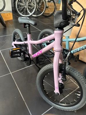 un vélo posé par terre dans la pièce
