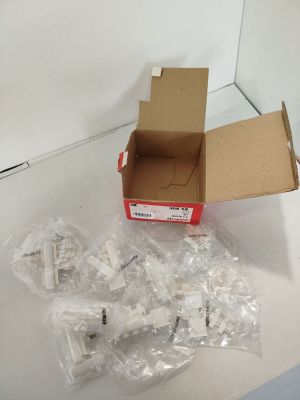une boîte contenant tout un tas de fils, posée sur une table