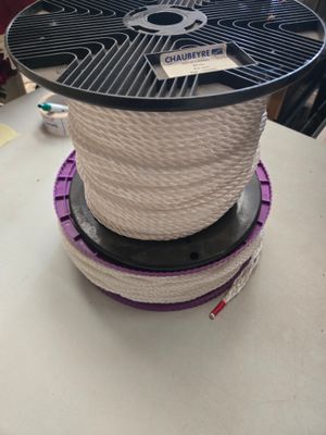 une bobine de corde posée sur une table