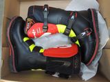 une boîte contenant une paire de bottes noires et une paire de bottes rouges et jaunes