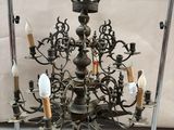 un lustre avec beaucoup de bougies