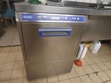 un lave-vaisselle en acier inoxydable trônant au milieu d'une cuisine