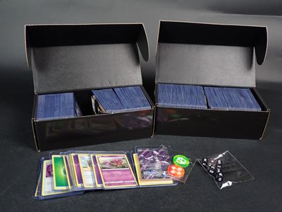 deux boîtes de cartes et de dés sur la table